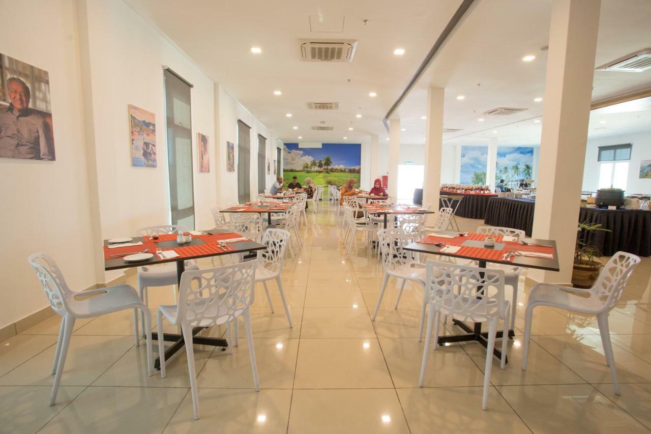 Hotel Adya Express Chenang Pantai Cenang  Exterior photo